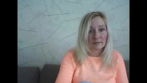 Julia mee online show from 11-18-25, 07:57