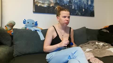 julia_official online show from 02-12-25, 11:30