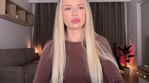 Julia R Le online show from 10-01-25, 10:49