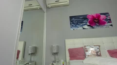 Snapshot of juliahunts chatting on 03-07-25, 12:23 JuliaHunt online show from 03-07-25, 12:23