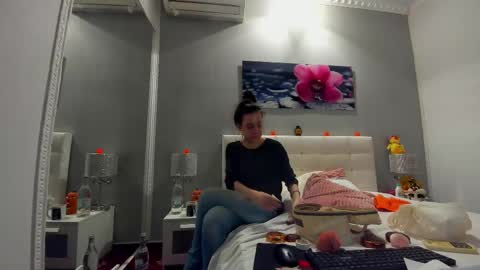 Snapshot of juliahunts chatting on 10-20-25, 09:10 JuliaHunt online show from 10-20-25, 09:10