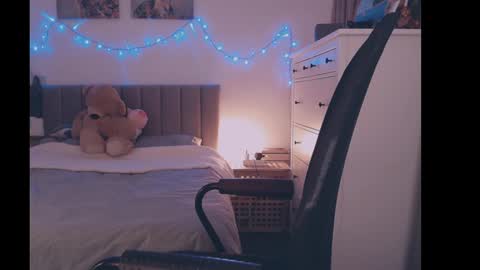 julialiones online show from 02-25-25, 06:09