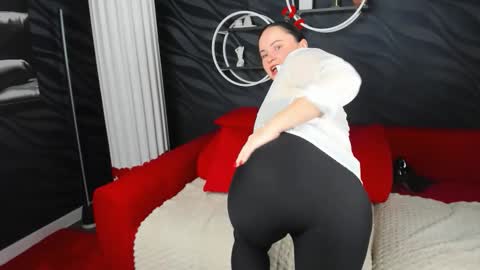 juliamillss online show from 09-18-25, 12:23