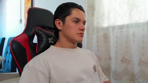 julian_wallace1 online show from 06-19-26, 07:06