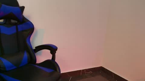 julian_wallace1 online show from 07-28-26, 06:53