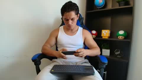 julian_wallace1 online show from 07-28-26, 08:52