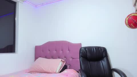 Snapshot of juliana_aristizabal_ chatting on 10-19-25, 12:11 juliana Aristizabal online show from 10-19-25, 12:11