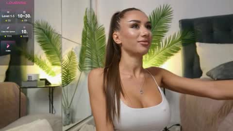 JuliaQuin online show from 10-06-25, 02:20