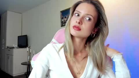 Julie online show from 10-02-25, 03:19