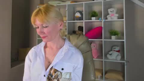 Julie Lucasss online show from 04-13-26, 12:38