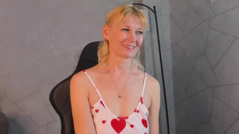 Julie Lucasss online show from 04-20-26, 12:46