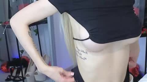 Snapshot of juliejuliette chatting on 03-10-25, 04:03 Julia online show from 03-10-25, 04:03