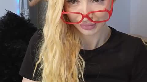 Snapshot of juliejuliette chatting on 09-15-25, 11:43 Julia online show from 09-15-25, 11:43