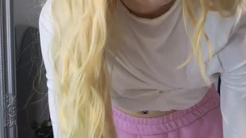 Snapshot of juliejuliette chatting on 09-24-25, 01:42 Julia online show from 09-24-25, 01:42