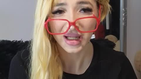 Snapshot of juliejuliette chatting on 10-22-25, 11:43 Julia online show from 10-22-25, 11:43