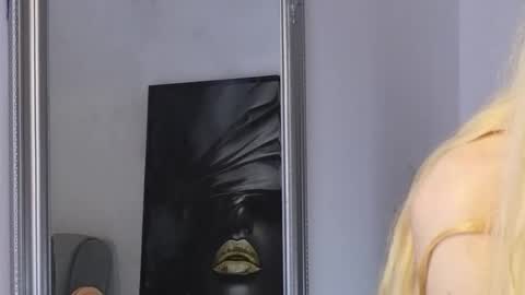 Snapshot of juliejuliette chatting on 11-08-25, 01:17 Julia online show from 11-08-25, 01:17