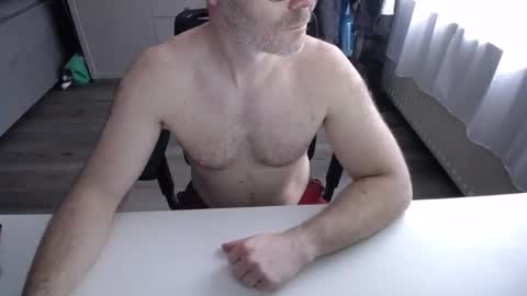 Snapshot of julienneedyou chatting on 12-14-25, 11:37 julienneedyou online show from 12-14-25, 11:37