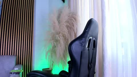 Snapshot of juliensaint_ chatting on 05-06-26, 12:43 Julien online show from 05-06-26, 12:43