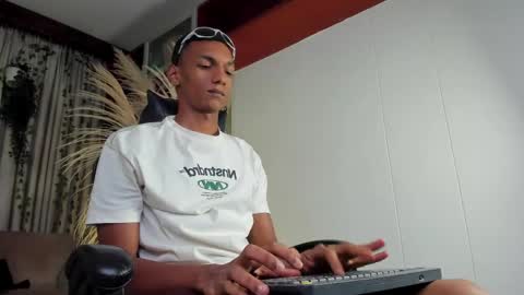 Snapshot of juliensaint_ chatting on 05-15-26, 11:28 Julien online show from 05-15-26, 11:28