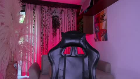 Snapshot of juliensaint_ chatting on 05-18-26, 11:49 Julien online show from 05-18-26, 11:49