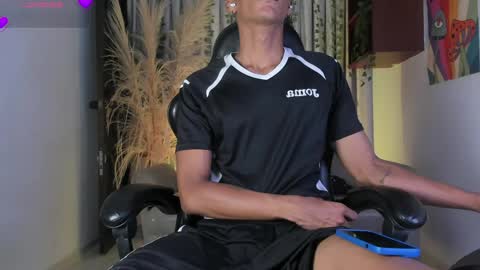 Snapshot of juliensaint_ chatting on 05-21-26, 10:44 Julien online show from 05-21-26, 10:44