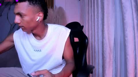 Snapshot of juliensaint_ chatting on 06-03-26, 11:13 Julien online show from 06-03-26, 11:13