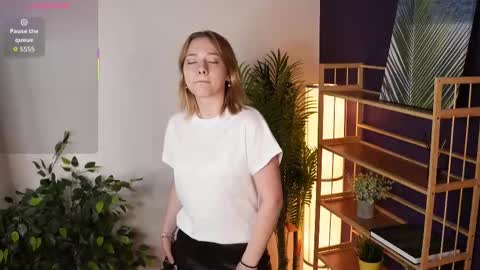 Mia online show from 09-17-25, 03:08