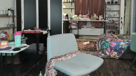 Here most days 3 online show from 01-21-25, 02:43