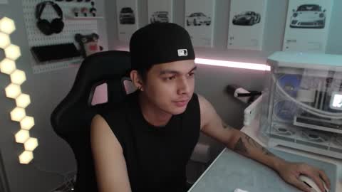 Snapshot of justagamerxxx chatting on 11-16-25, 10:43 Rhys online show from 11-16-25, 10:43