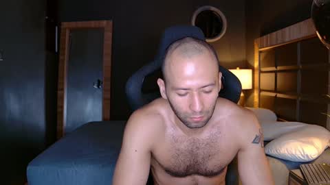 Snapshot of justin_hton chatting on 02-08-25, 12:49 Justin online show from 02-08-25, 12:49