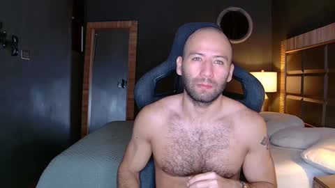 Snapshot of justin_hton chatting on 03-05-25, 10:44 Justin online show from 03-05-25, 10:44