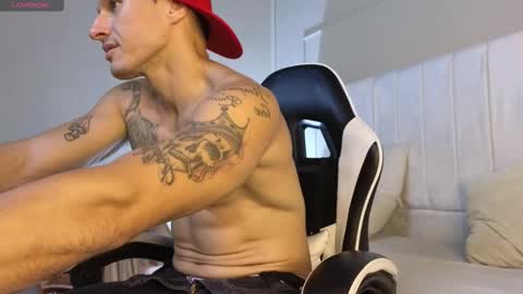 Snapshot of justin_valverde chatting on 10-22-25, 03:18 Justin online show from 10-22-25, 03:18