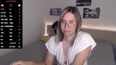 Julie online show from 09-09-25, 04:06