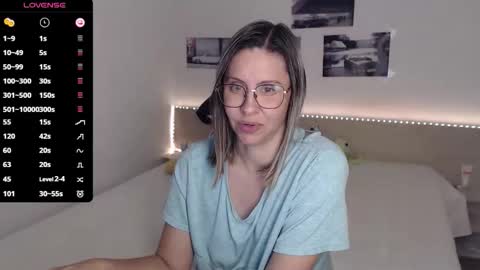 Julie online show from 10-10-25, 04:06