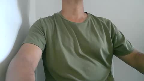 Snapshot of kamilo69_ chatting on 12-19-25, 07:43 Kamilo online show from 12-19-25, 07:43