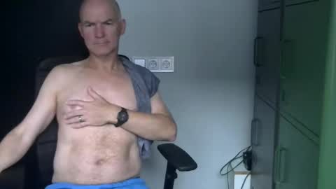 Robbie online show from 10-16-25, 03:35