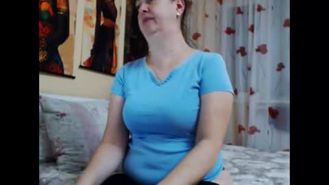 karenagirasoles online show from 10-18-25, 03:24