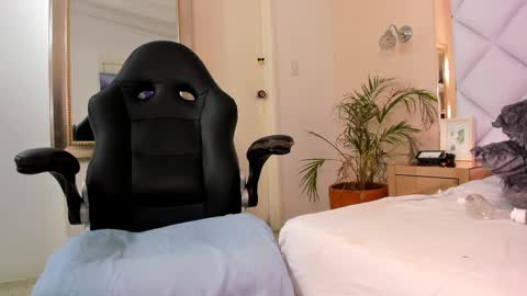 Snapshot of karina_mason chatting on 02-25-25, 07:42 Karina online show from 02-25-25, 07:42