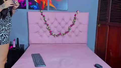 Snapshot of karinatompson chatting on 11-25-25, 08:31 karinatompson online show from 11-25-25, 08:31