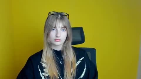 Snapshot of karla_flower chatting on 09-17-25, 11:12 Karla online show from 09-17-25, 11:12