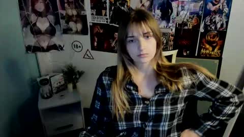 Snapshot of karla_flower chatting on 10-26-25, 01:17 Karla online show from 10-26-25, 01:17