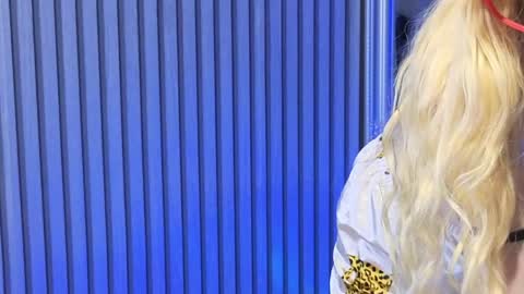 Julia online show from 04-22-26, 07:37