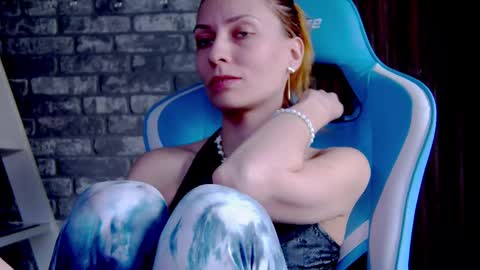 Snapshot of karoline121 chatting on 02-26-25, 02:25 karoline121 online show from 02-26-25, 02:25
