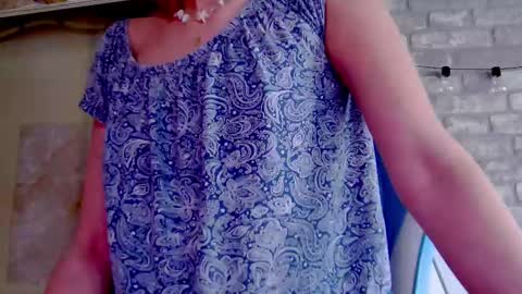 Snapshot of karoline121 chatting on 03-10-25, 12:04 karoline121 online show from 03-10-25, 12:04