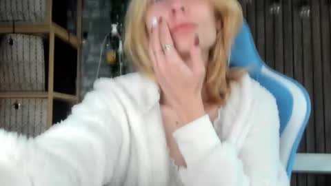 Snapshot of karoline121 chatting on 09-28-25, 04:40 karoline121 online show from 09-28-25, 04:40