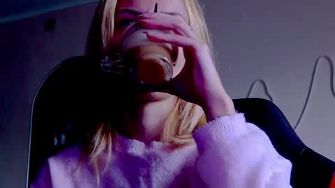 Snapshot of karoline121 chatting on 10-03-25, 08:33 karoline121 online show from 10-03-25, 08:33