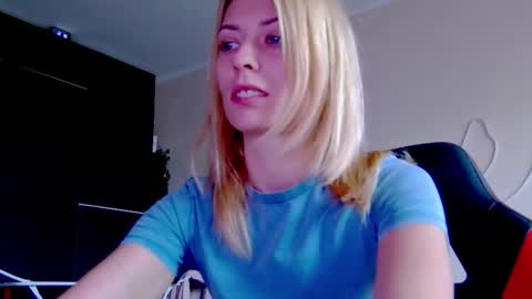 Snapshot of karoline121 chatting on 10-06-25, 09:18 karoline121 online show from 10-06-25, 09:18