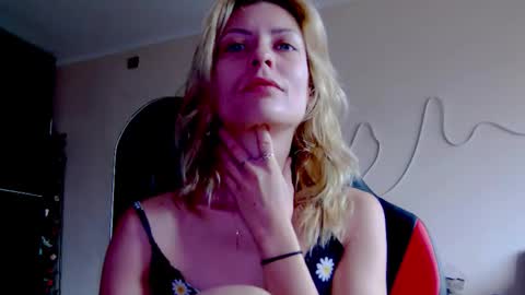 Snapshot of karoline121 chatting on 10-12-25, 08:35 karoline121 online show from 10-12-25, 08:35