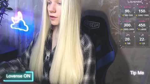 Snapshot of karolynafox chatting on 03-20-26, 09:03 Caroline Fox online show from 03-20-26, 09:03