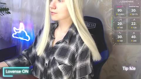 Snapshot of karolynafox chatting on 04-02-26, 09:29 Caroline Fox online show from 04-02-26, 09:29